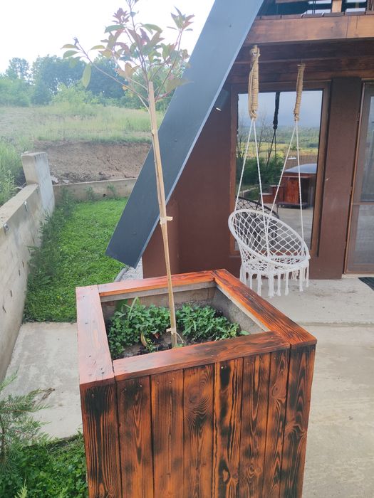 Vând jardiniera și masă curte