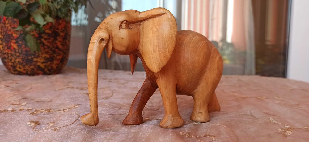 Ръчно резбовани дървени слонове Кения 3 бр-80 лв, дървена маска-45 лв.