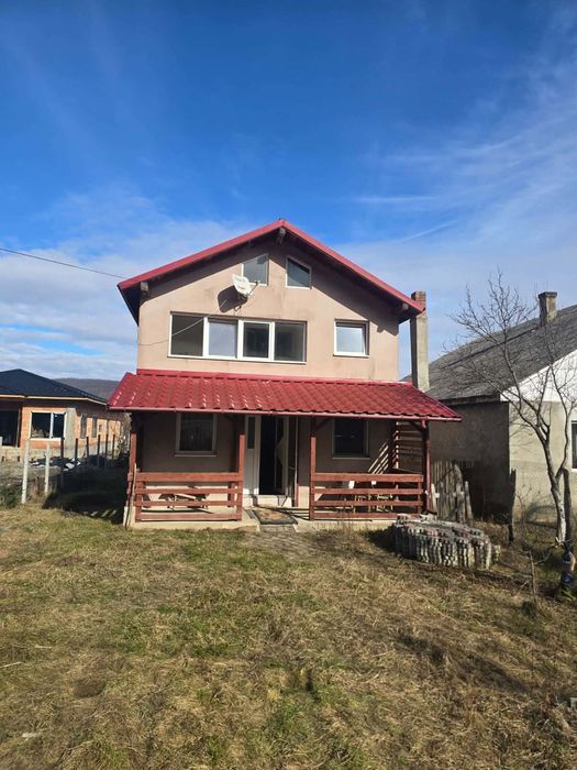 Casă cu etaj la vânzare