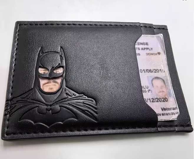 Компактен портфейл за лични документи и карти в маската на Батман