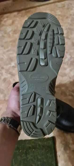 Продам спец.обувь 42 размер новые
