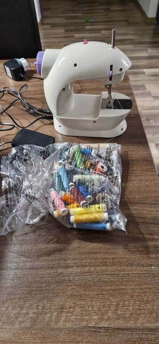 Masina de cusut  HOBBYCRAFT + multe bobine metalice