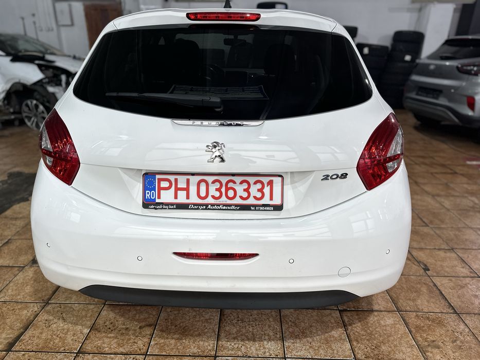 Peugeot 208 fab 2014. 1.2i benzina manual. Avariat stanga