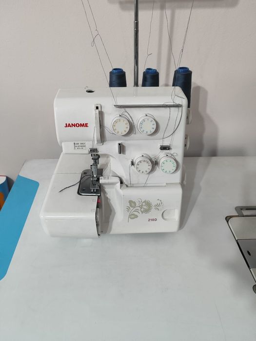 Продам оверлок Janome