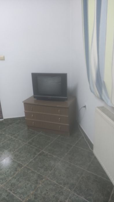 Închiriez cameră la curte intrare separat!