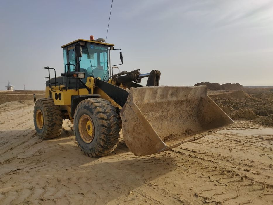 Трактор-экскаватор и погрузчик фронтальны, петушок