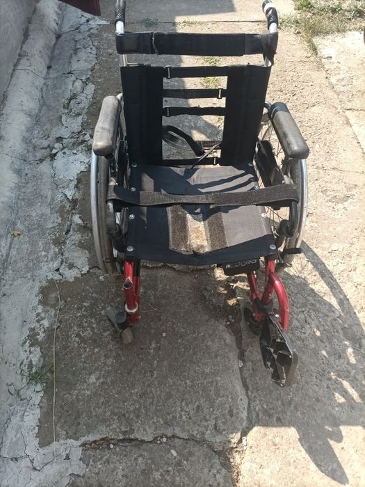 Vind 2 cariucioare pentru persoane cu dizabilitati locomotorii