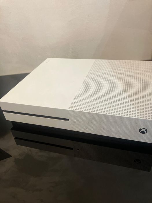 XBOX One S 1 TB cu controller si Minecraft
