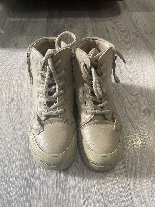 Продам детские ботинки