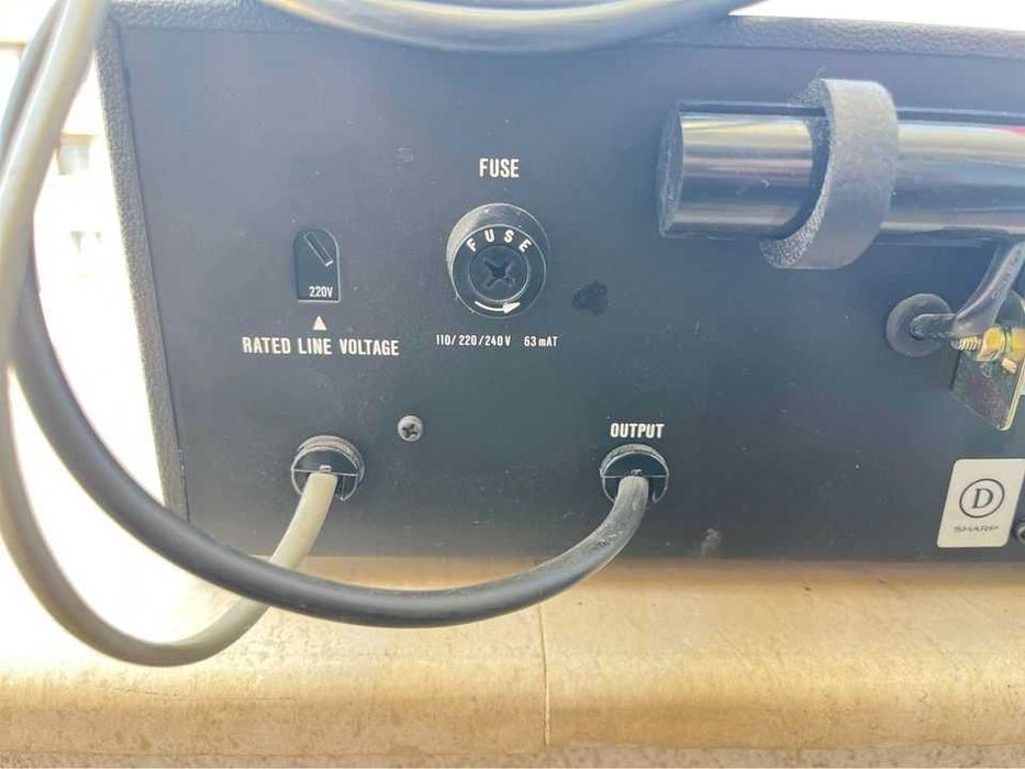 Стерео Тунер SHARP ST-1122, произведен през 1978 година.