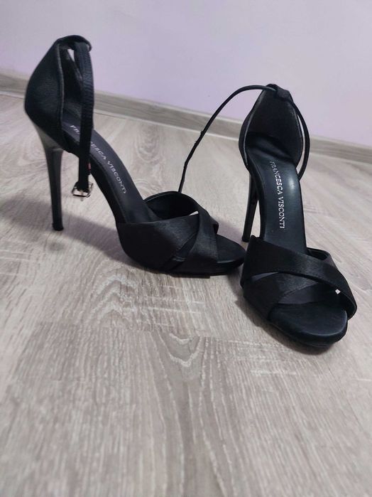 Сандали с висок ток