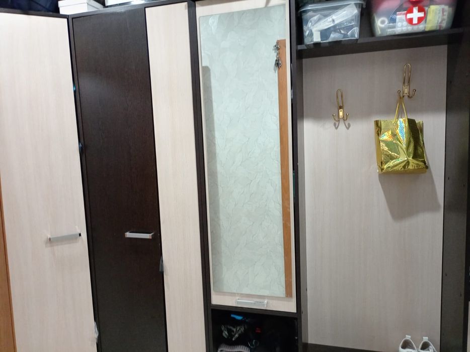 Продам прихожую  в коридор