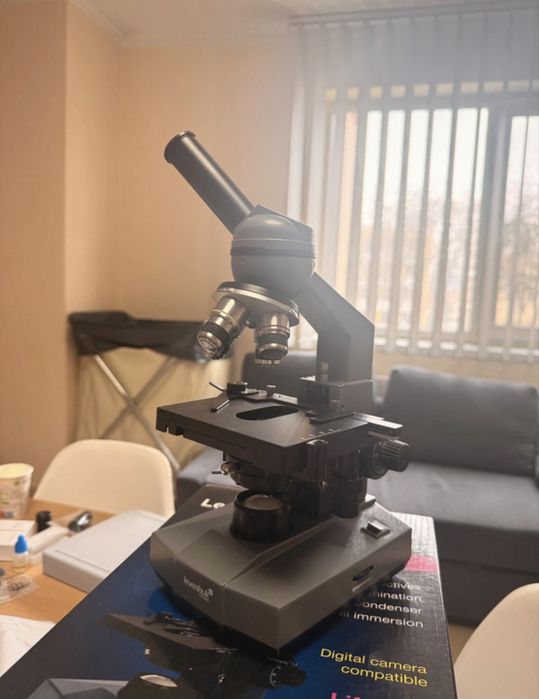Microscop Levenhuk 320 PLUS + cameră digitală M500 Base + accesorii