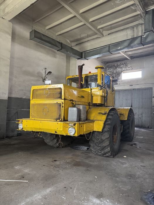 Трактор к 701 с плугом