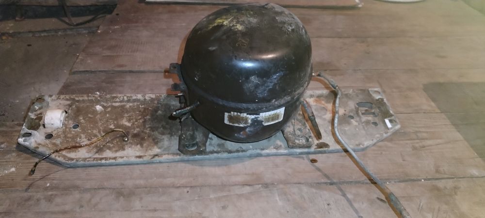 Продам Компрессор холодильника