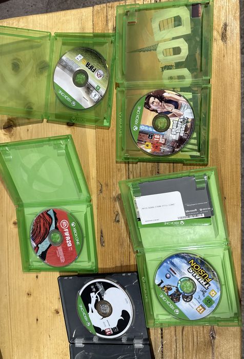Vând xbox one S de 1 TB