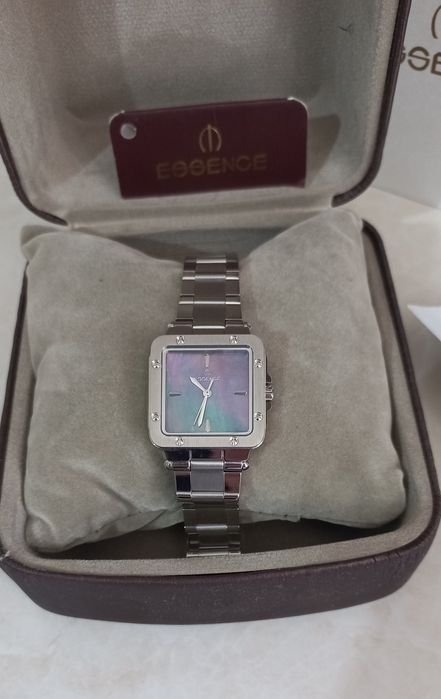 Продам женские часы essence