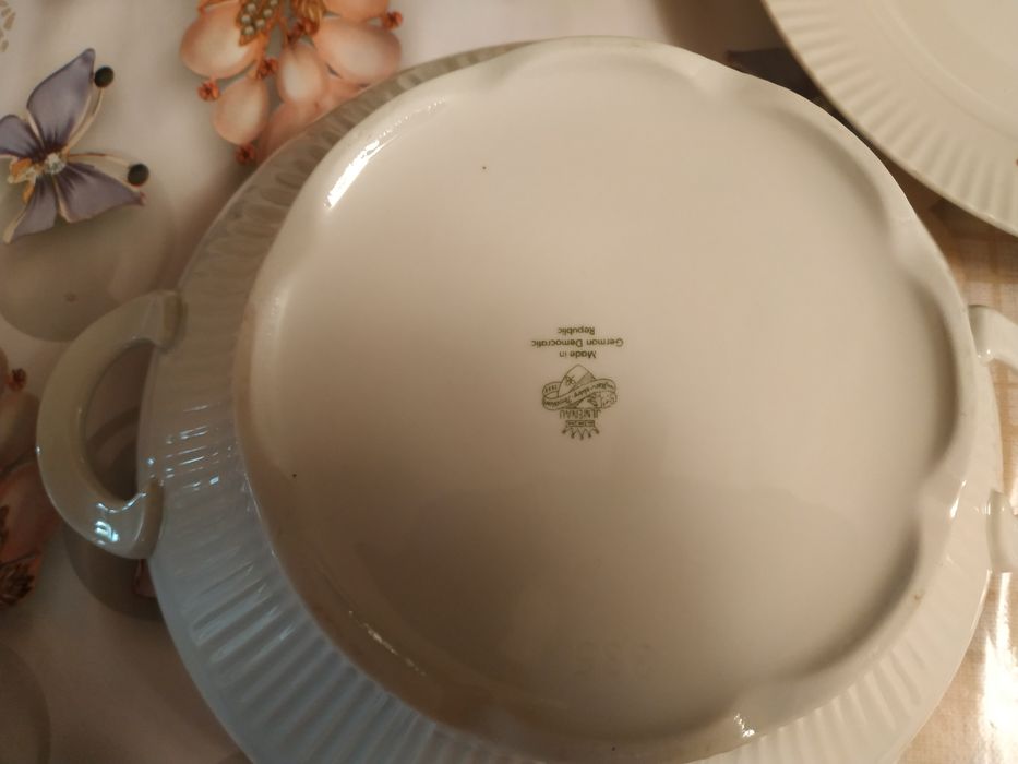 Продается фарфоровая супница с подносом.