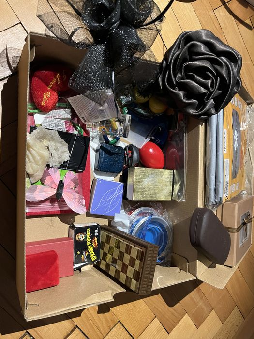 Кутия с малки подаръчета