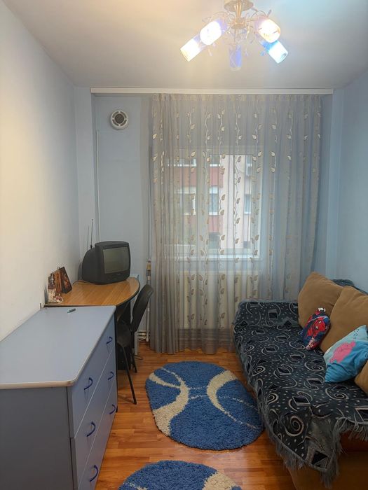 De închiriat apartament 3 camere