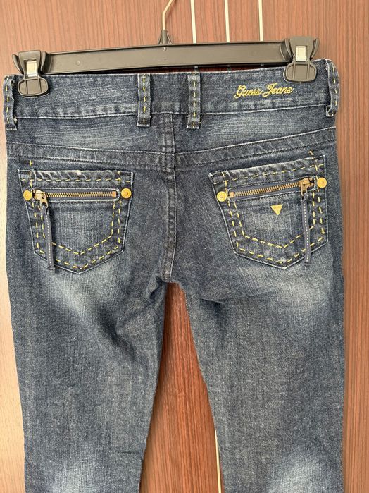 Дънки на марката GUESS