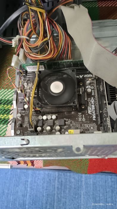 Продавам настолен компютър