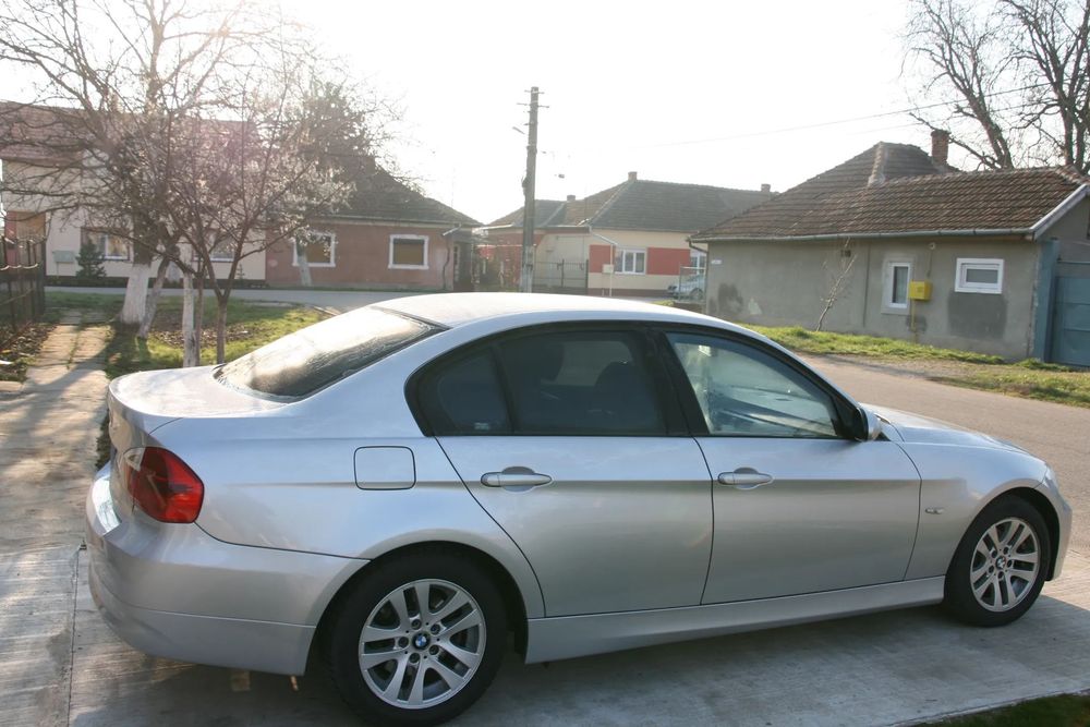 BMW Seria 3 BMW 318i E90