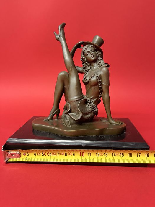 Бронзова статуя на дама-Танцьорка в кабаре