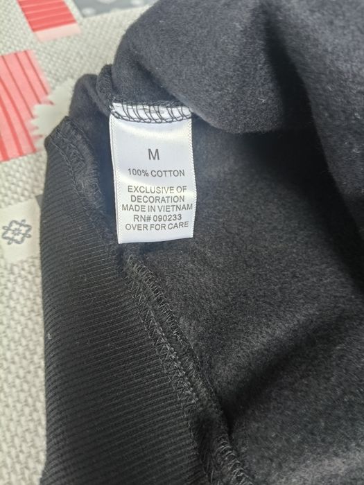 Vând bluza essentials cu fermoar și gluga