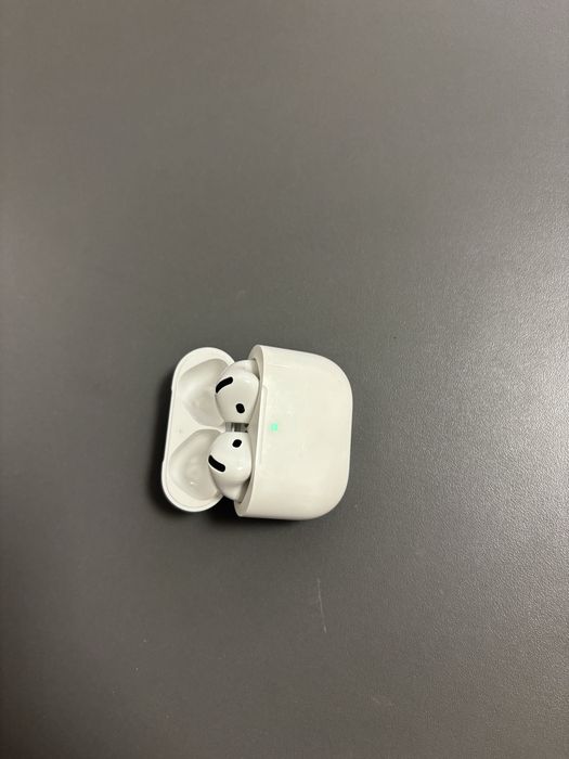 Продам оригинальный Air pods 4