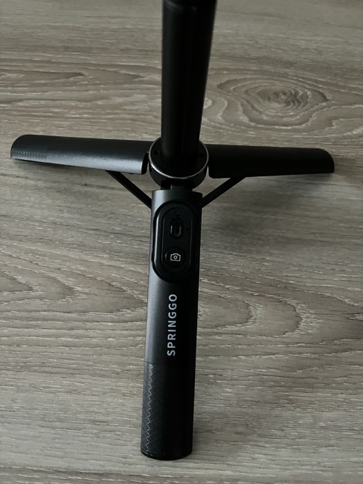 Selfie stick bluetooth 10M cu trepied incorporat