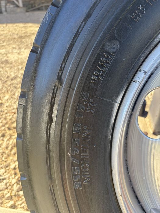Anvelope Michelin 215/75 R17.5 cu jantă