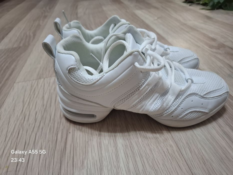 Продам спортивные кроссовки (для танцев)