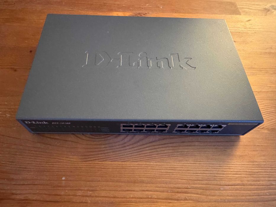 Продавам суич с 16 порта D-Link DES-1016D