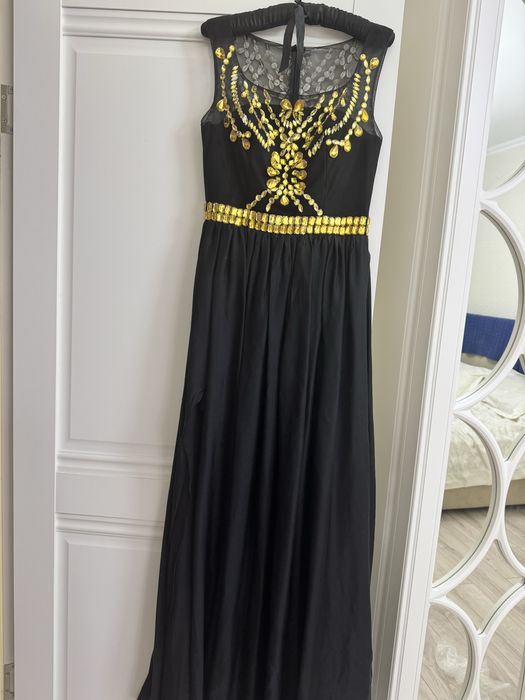 Продаю дизаинерское платье, со стразами