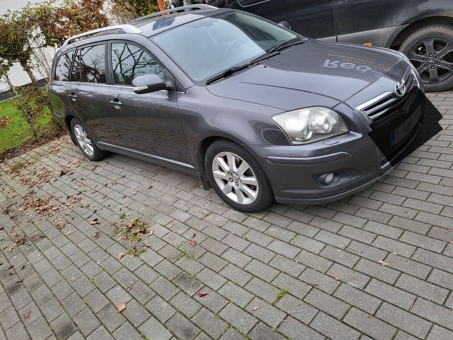 Таета авенсис 2.0 Д4Д 126 коня, цветът е много красив, мокър асфалт, ч