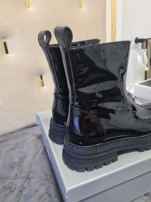 Натуральная лаковая обувь