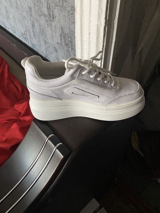 Продам белые красовки 38 размер