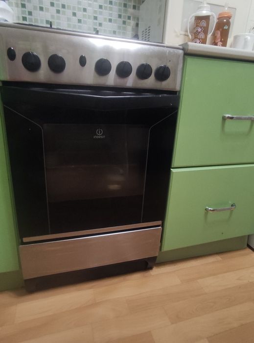 Продам газовую плиту бу