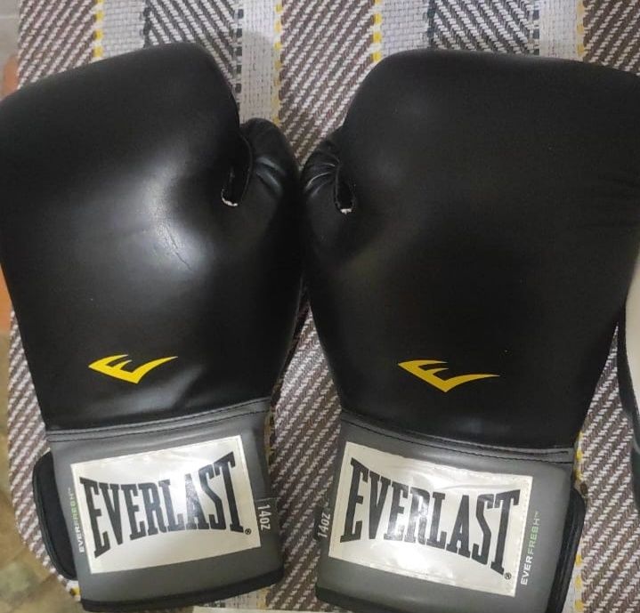 Продам шлем боксерский и перчатки 14 унцовые.