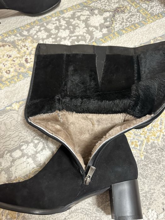 Продам замшевые новые сапоги