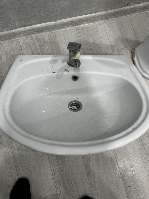 Продам раковину смесителем