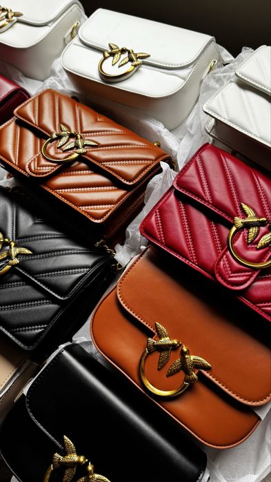 Чанти в различни цветове със златно лого