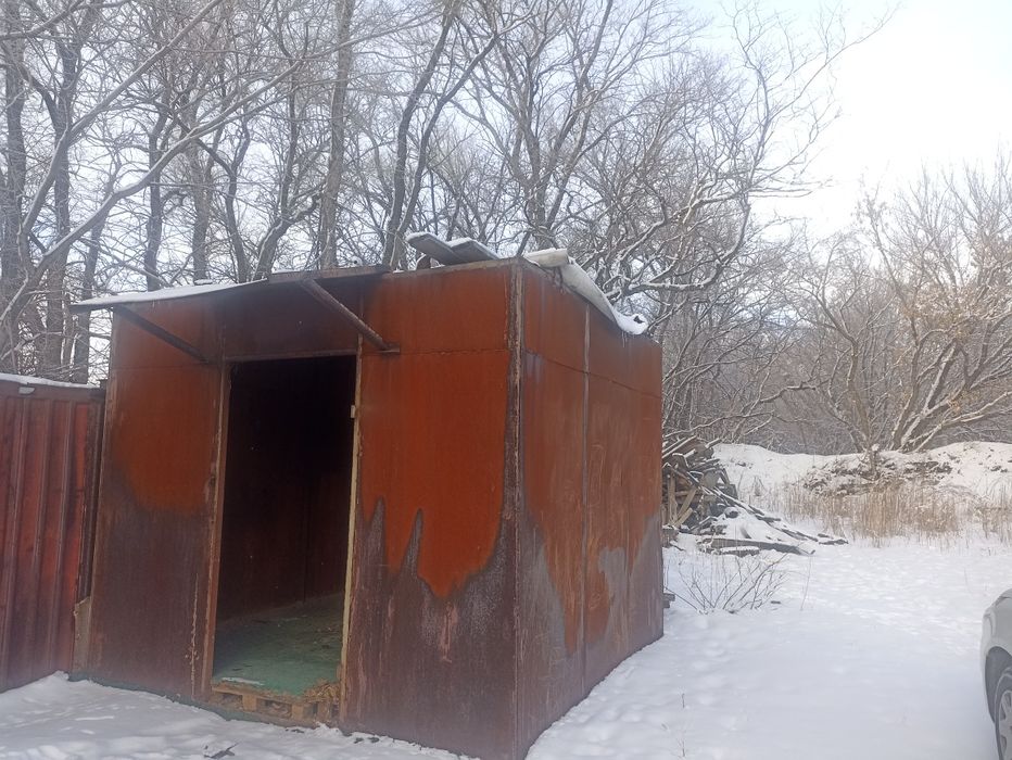 Продаем железную будку. 

0