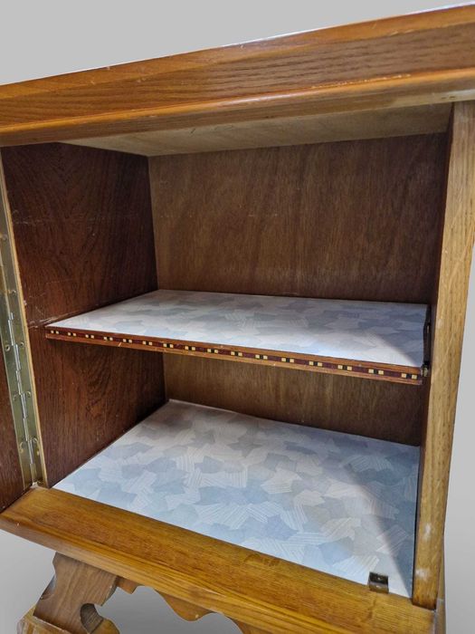 Спалня с два нощни щкафчета от стабилен дъбов масив и метален обков