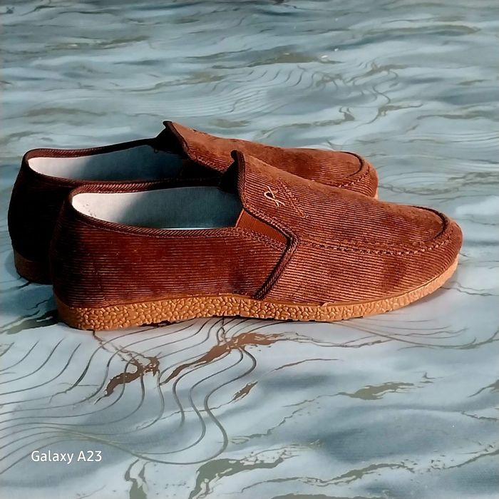 Эркаклар учун қулай лофер (slip-on) пойабзали
Размерлар: 39–44
Кундали
