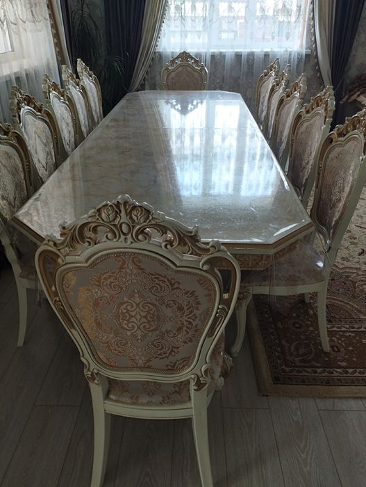 Стол со стульями