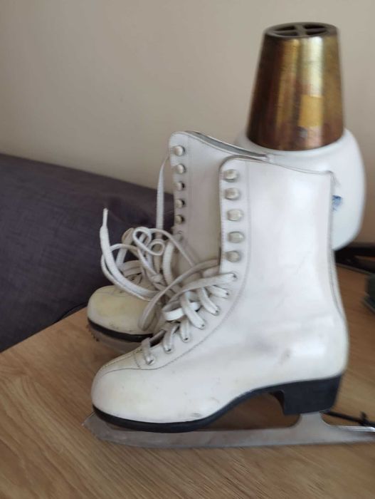 Продавам  2 чифта кънки за лед. Всеки чифт за 30 лева