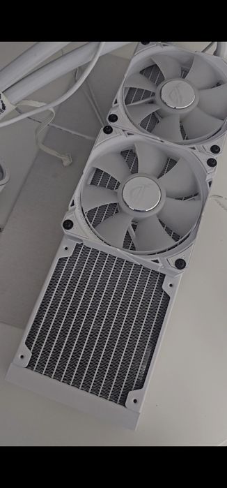 Vand racire pe lichid pentru pc asus rog,foarte putin folosita cu garantie