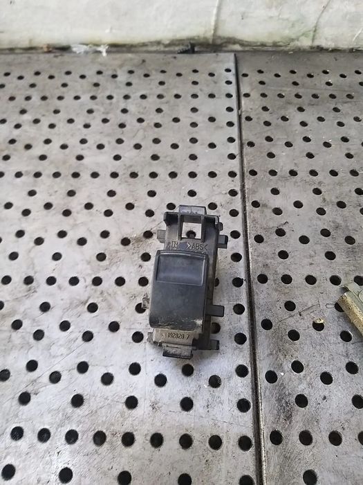 Buton geam electric dreapta fata toyota yaris 3 p13